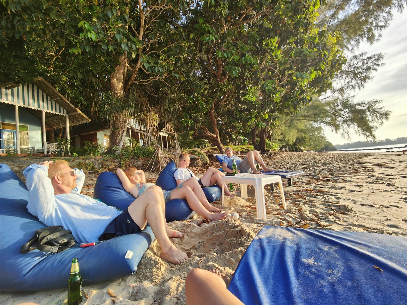 Gruppe entspannt auf Sitzsäcken am Strand